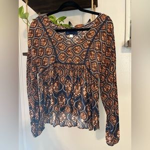 Long sleeve blouse with cinched sleeves